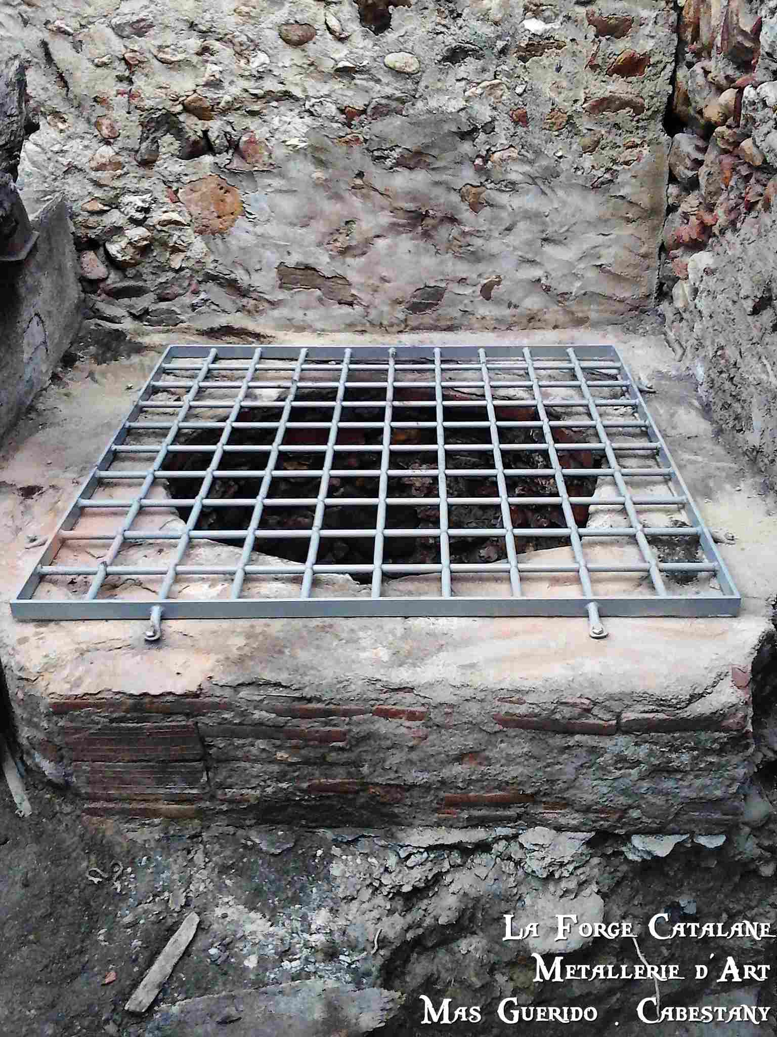 grille en couverture puit forge catalane.jpg